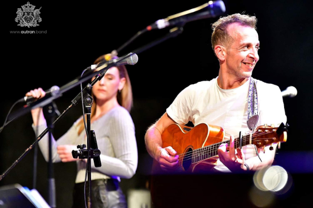 Autran sur scene au concert un temps pour elles à salon-de-provence le 8 mars 2024 amann et lea